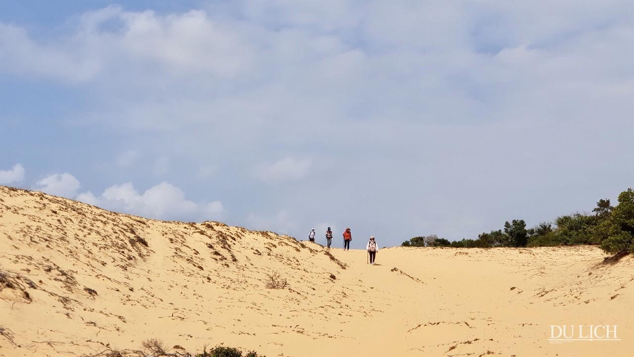 Trekking vượt “sa mạc” cát trắng